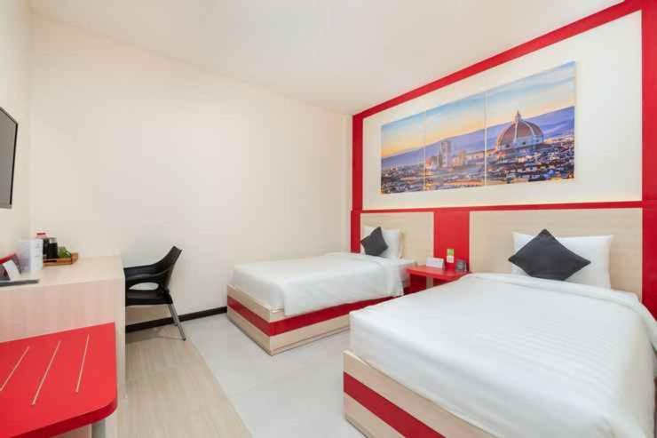 D'Carol Hotel Surabaya Exterior photo